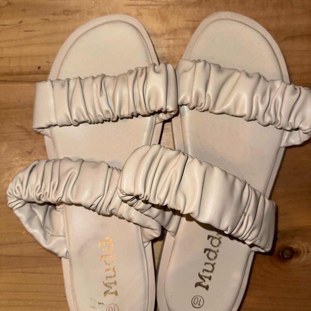 Mudd Women's White Ruffled Sandals